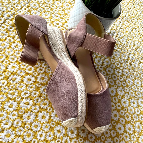 Adorable tan espadrilles with elastic ankle - Picture 2 of 3